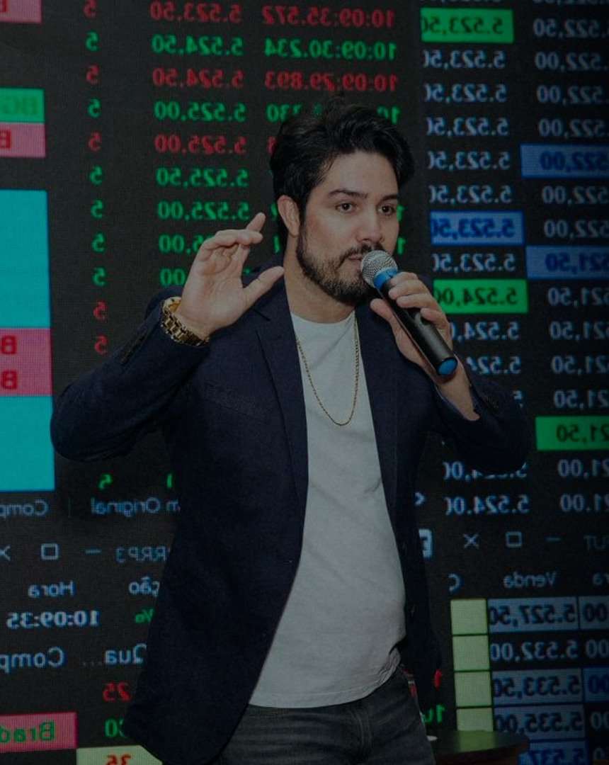 Vagner Mayer em palestra diante do painel de cotações